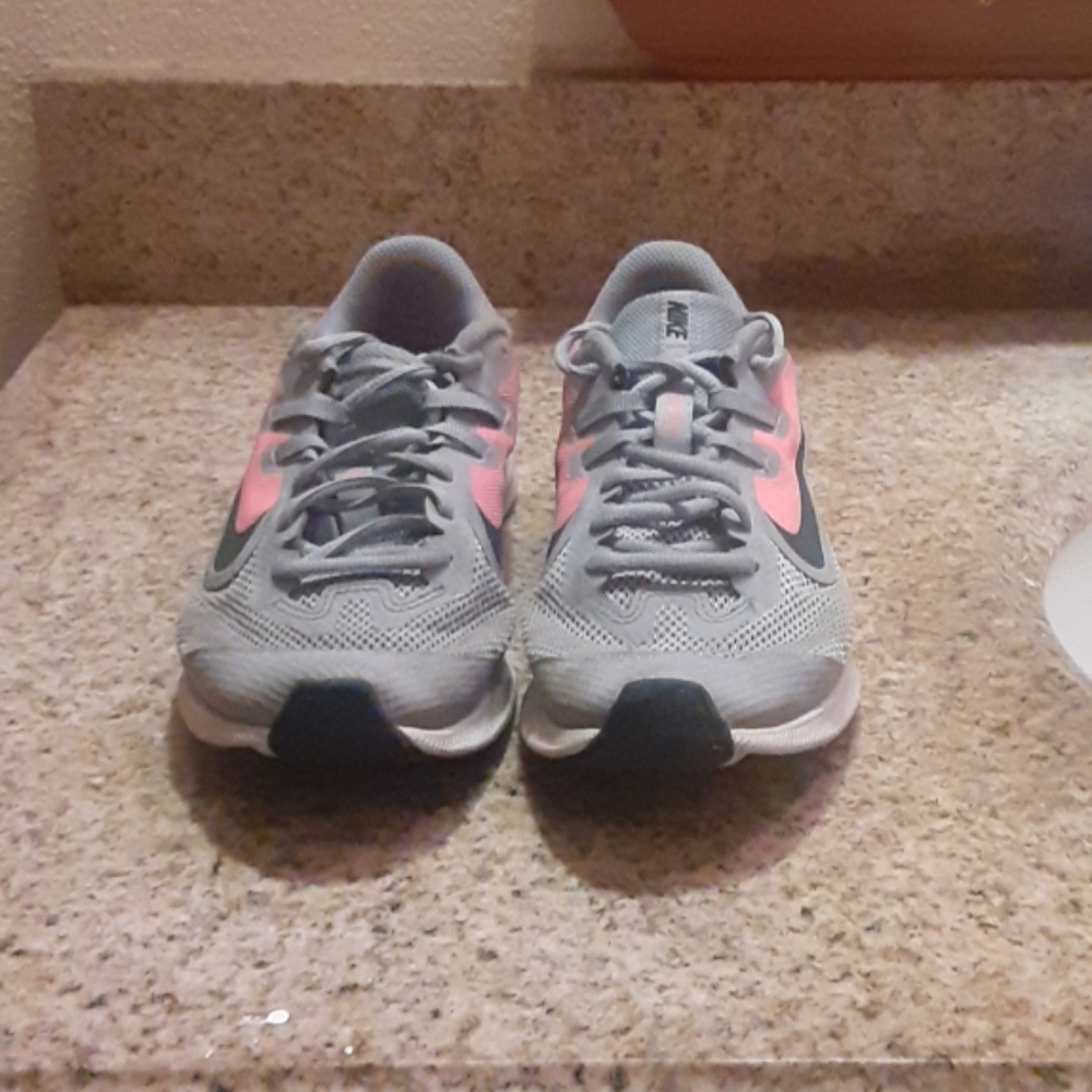 I'm selling girls Nike shoes